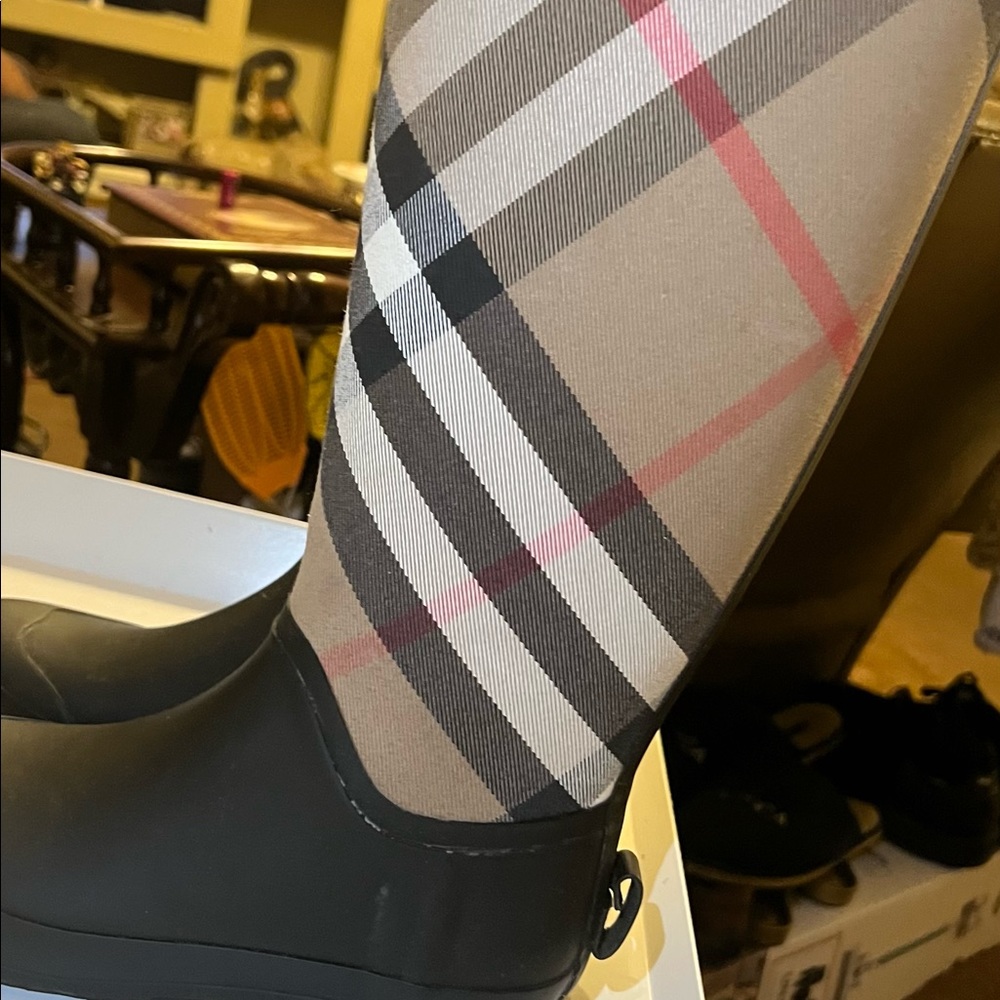 NIB BURBERRY Simeon Check Waterproof Rain Boots SZ 6.

1” heel

Pull-on - Picture 4 of 14